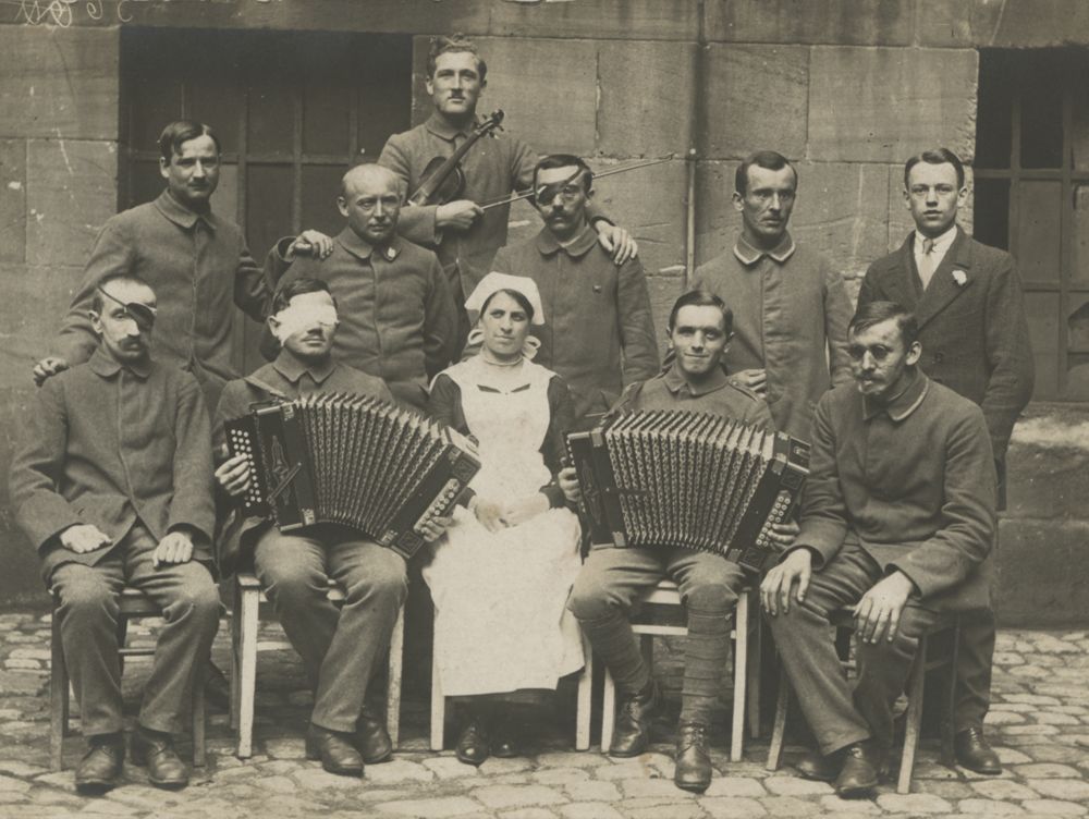Wounded soldiers with instruments and a nurse, ca. 1914-1918